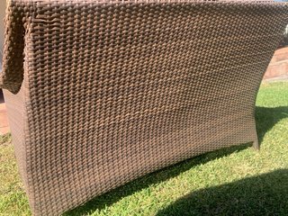 Sofá 2 plazas y sillón ratán marrón con cojines.