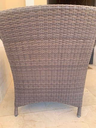 Sofá 2 plazas y sillón ratán marrón con cojines.