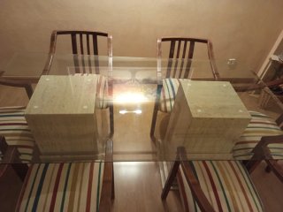 Mesa de salón con sillas