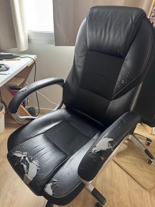 Silla de oficina negra con detalles sintéticos