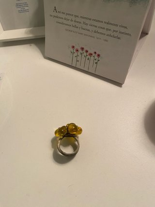 Anillo con abalorios amarillos
