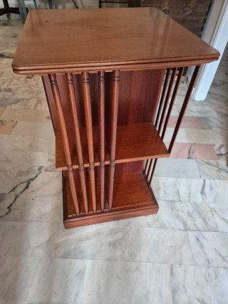 Librería giratoria de madera