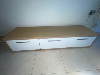 Mueble de salón TV madera y blanco