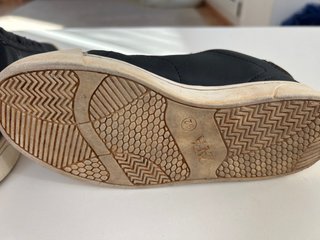 Zapatos niño negros y blancos. Talla 32