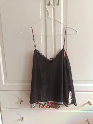 2x1 Blusas de tirantes floral y verde