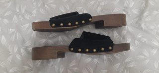 Sandalias de madera negras