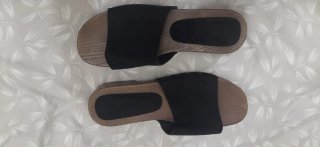 Sandalias de madera negras