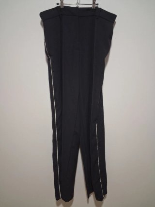 Pantalón negro con raya lateral