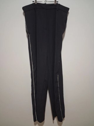 Pantalón negro con raya lateral