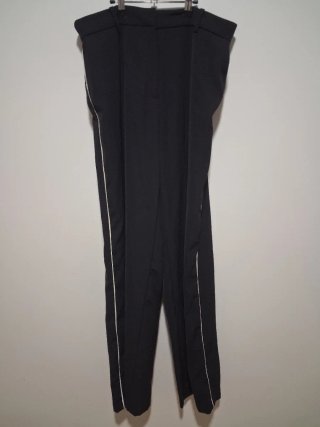 Pantalón negro con raya lateral
