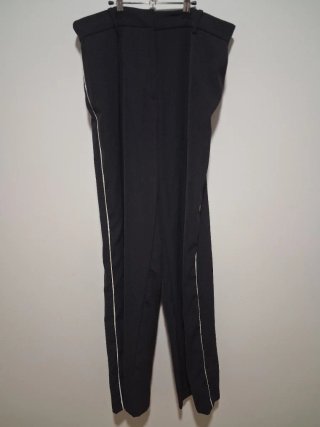Pantalón negro con raya lateral