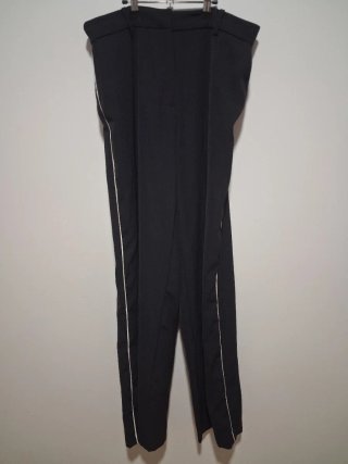 Pantalón negro con raya lateral