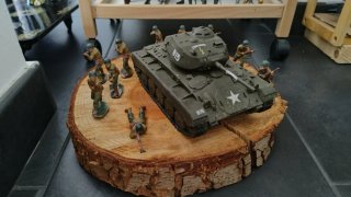 Diorama militare con carro armato e soldatini