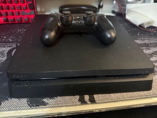 PS4 Slim 1TB con 5 juegos y maletín 100€