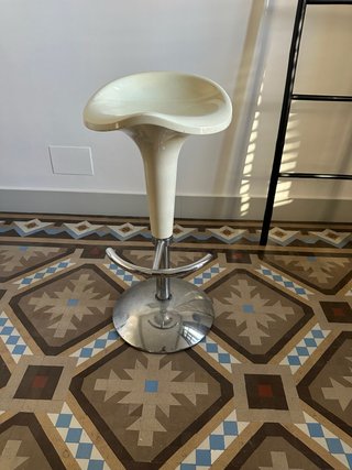 Taburete alto blanco y plateado