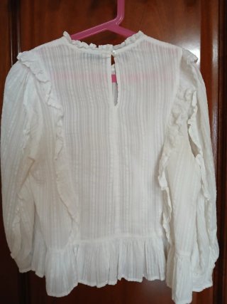 Blusa Stradivarius blanca volantes Talla XS