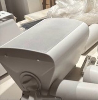 Altavoces de pared blancos