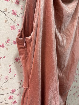 Vestido rosa de terciopelo con detalle dorado