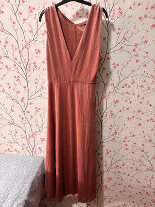 Vestido rosa de terciopelo con detalle dorado
