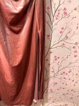 Vestido rosa de terciopelo con detalle dorado