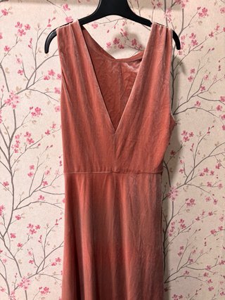 Vestido rosa de terciopelo con detalle dorado