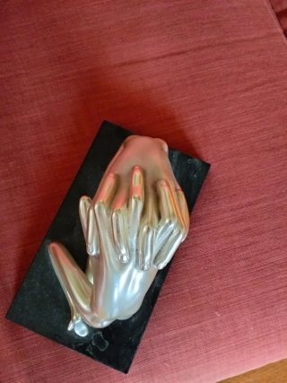 Scultura mani abbracciate fermacarte
