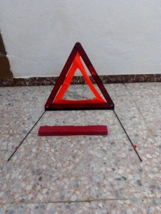 Triángulo de emergencia reflectante nuevo