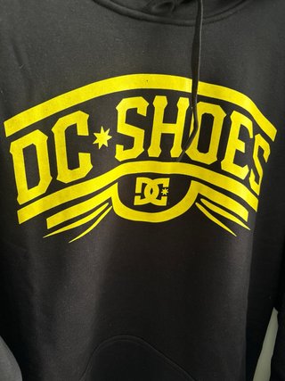 Sudadera DC Shoes Negra con Logo Amarillo