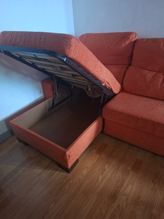 Sofá cama naranja con colchón