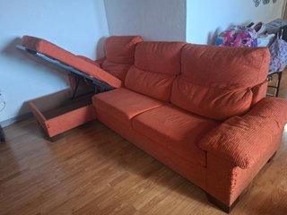 Sofá cama naranja con colchón