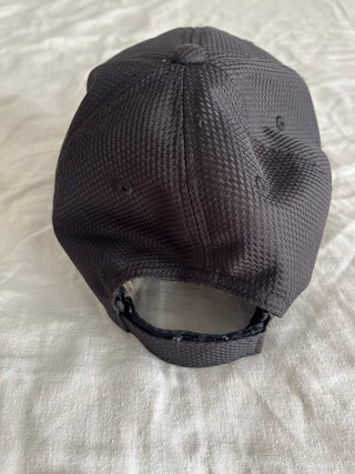 Gorra Adidas Negra con Rayas Blancas