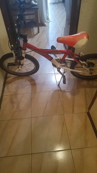 Bicicleta infantil roja 3-6 años