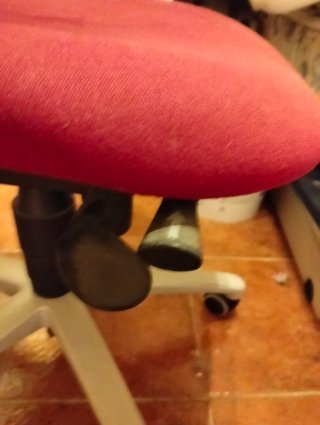 Silla de oficina ergonómica roja y negra