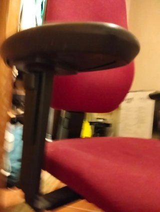 Silla de oficina ergonómica roja y negra