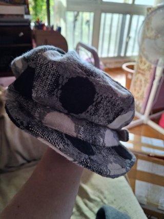 2 Gorros, una boina estampada y un gorro gris