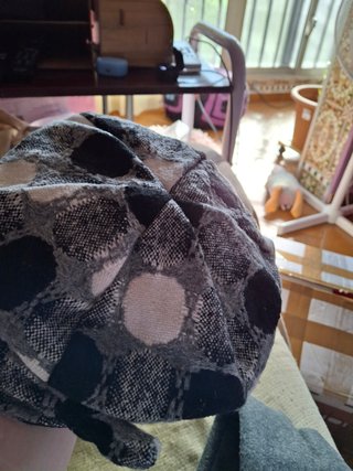 2 Gorros, una boina estampada y un gorro gris