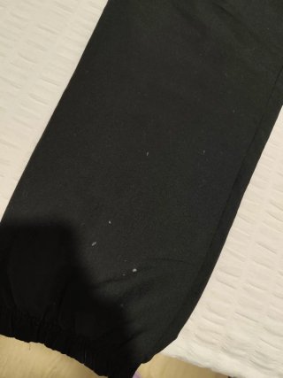 Pantalón Adidas Negro con Rayas Rojas