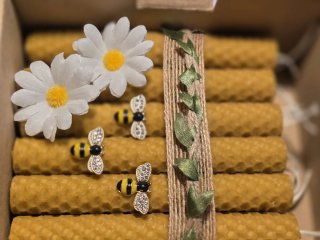 12 Velas Cera Abeja con 3 abejitas metálicas