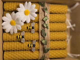12 Velas Cera Abeja con 3 abejitas metálicas