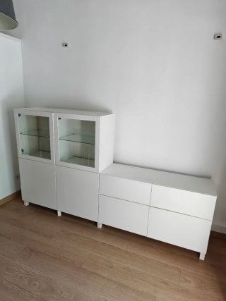 Mueble de salón blanco y cristal