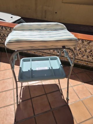 Cambiador de bebé con bañera.