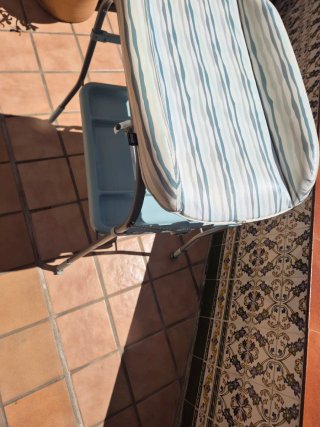 Cambiador de bebé con bañera.