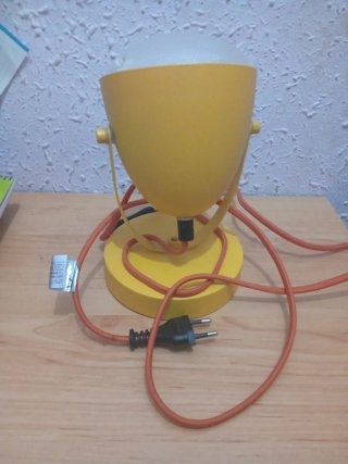 Lámpara de mesa amarilla y transparente