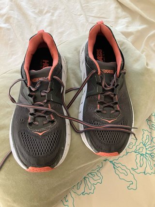 Scarpe running Hoka grigie e rosa
