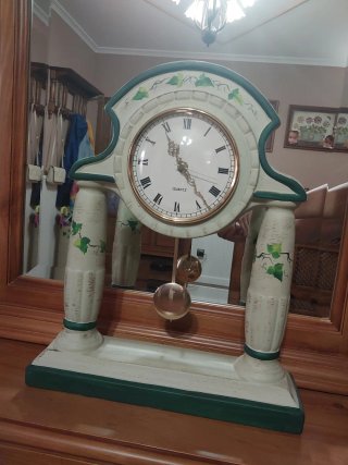 Reloj de sobremesa y 2 candelabros