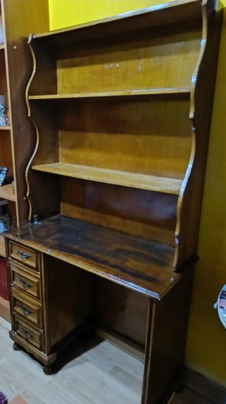 Estantería de madera con escritorio