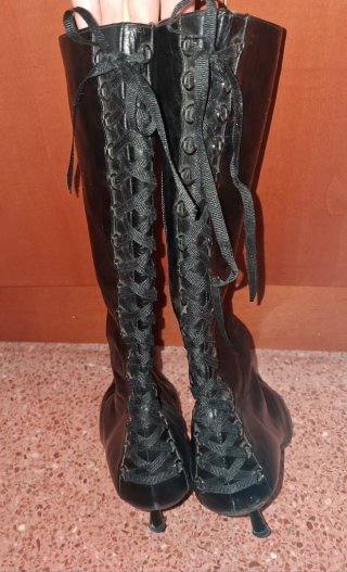 Botas de piel, negras, con tacón bajo con cordones