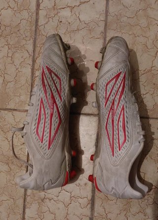 Scarpe da calcio bianche e rosse