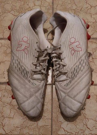 Scarpe da calcio bianche e rosse
