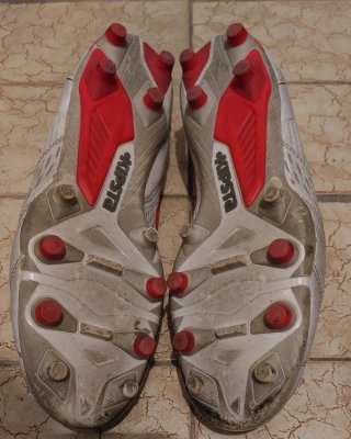Scarpe da calcio bianche e rosse